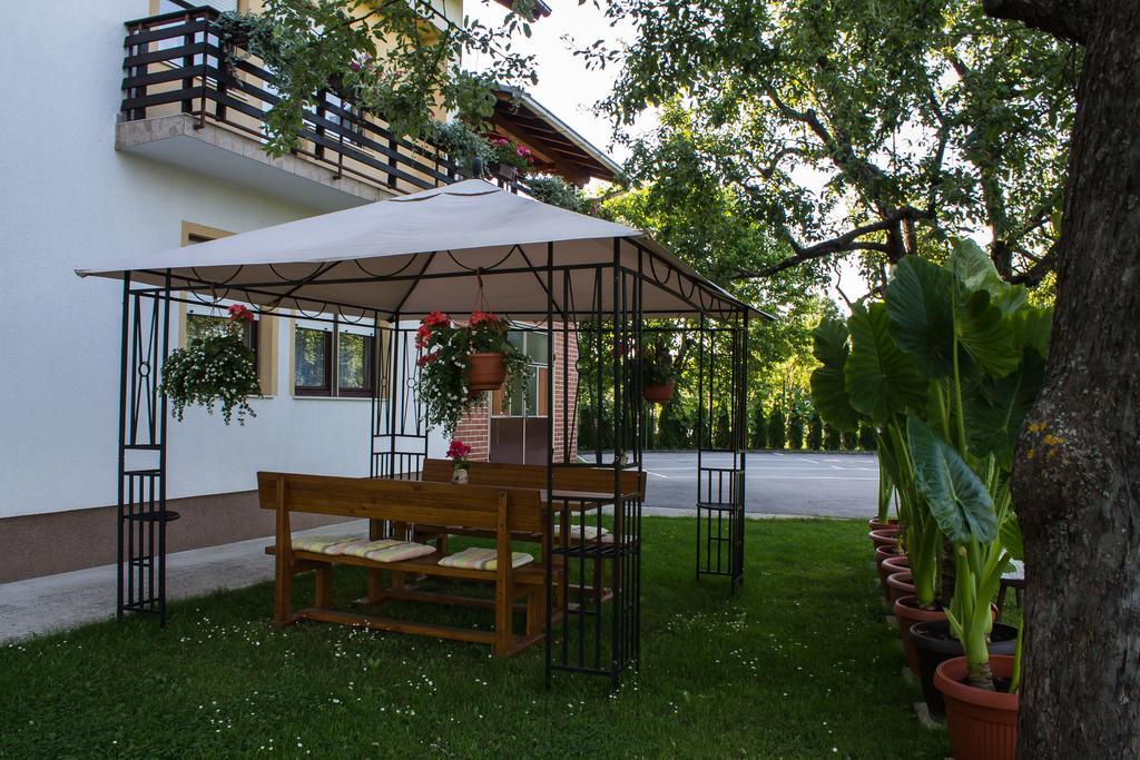Rooms Marijana Obrovac Slunj Bagian luar foto
